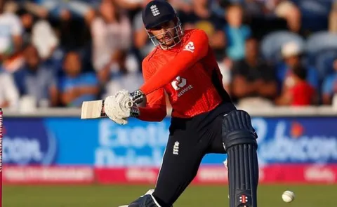 England beat India by five wickets in second T20 - Sakshi
