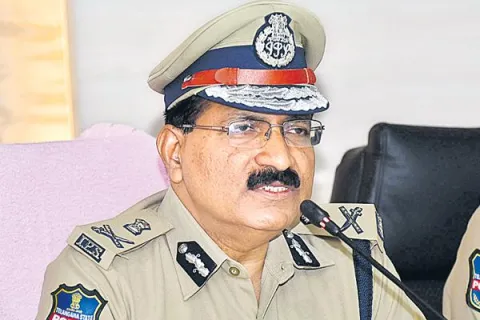 Hyderabad City Task Force Police Expelled Kathi Mahesh from City - Sakshi