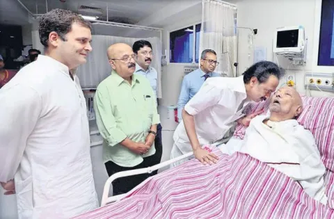 Rahul Gandhi, Rajinikanth visit Karunanidhi in Chennai hospital - Sakshi