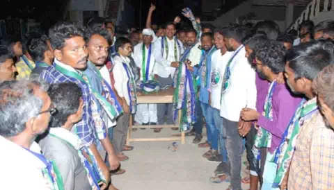 200 Youth Are Join YSRCP To In Giddalur - Sakshi