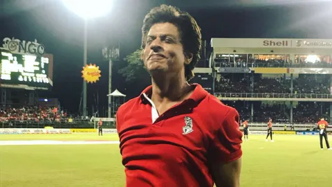 Shah Rukh Khan dances with cheerleaders at CPL 2018 - Sakshi