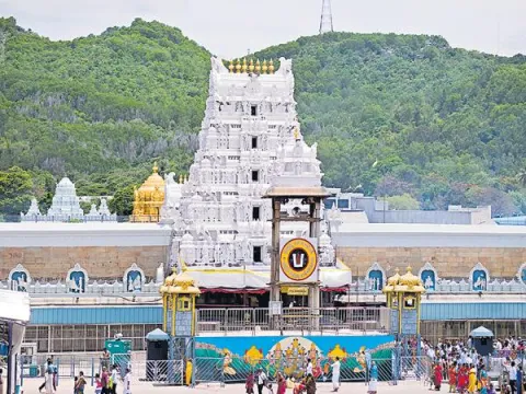 Duplicate ticket broker arrested in Tirumala - Sakshi