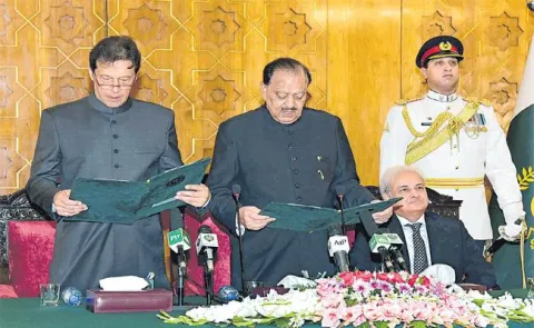 Pakistan's Imran Khan sworn in as prime minister - Sakshi