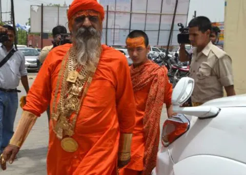 Golden Baba returns again, flaunts his 20-kg gold jewellery - Sakshi