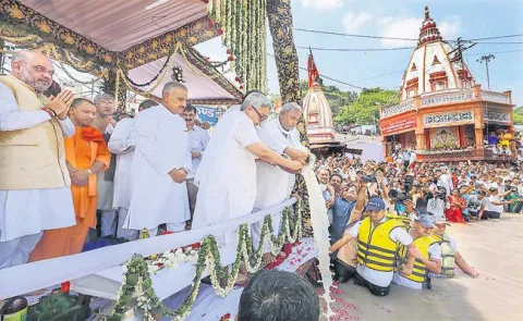 Former PM Vajpayee's ashes immersed in Haridwar  - Sakshi