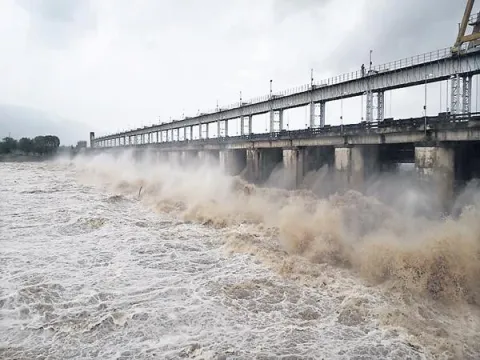 Heavy rains lashes Telangana - Sakshi