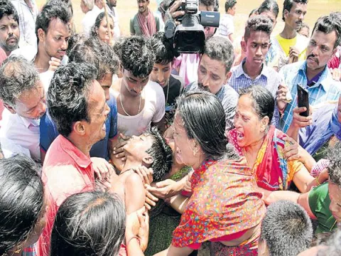 Four students drowned in Krishna river - Sakshi