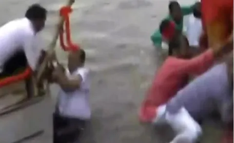 WATCH, BJP leaders fall into river trying to scatter Vajpayee's ashes - Sakshi
