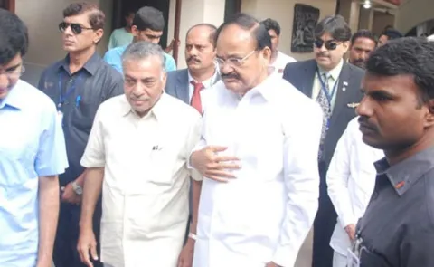 Vice President Venkaiah Naidu Pays Homage To Nandamuri Harikrishna  - Sakshi