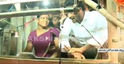 Handloom Women Worker Meets YS Jagan in Prajasankalpayatra - Sakshi