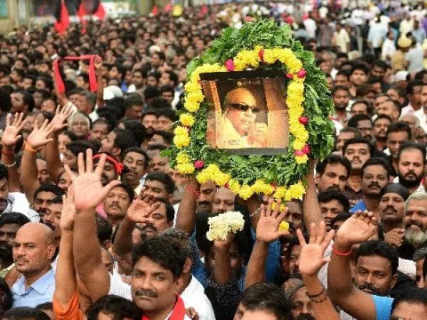 Kalaignar's final journey begins - Sakshi