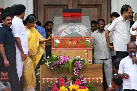 Madras HC allows burial site for Karunanidhi at Marina beach - Sakshi