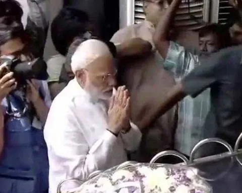 PM Modi pays tribute to Karunanidhi at Rajaji Hall - Sakshi