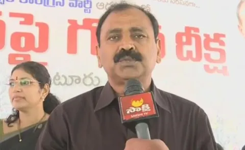 YSRCP Garjana Deeksha against TDP Vanchana in AP - Sakshi