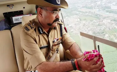 UP Police Officer's Flower Shower For Kanwar Pilgrims Sparks Outrage - Sakshi