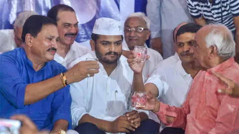 Patidar leader Hardik Patel ends fast after 19 days  - Sakshi