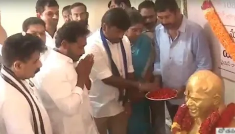 YS Jagan pays tribute to YSR on 9th death anniversary - Sakshi