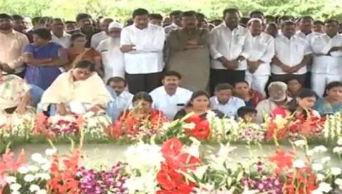 YSR Family Members Pay Tribute To YS.Rajasekhara at YSR Ghat in Idupulapaya - Sakshi