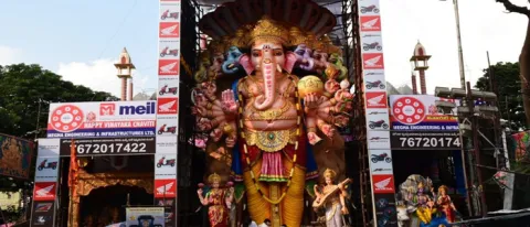 Khairatabad Ganesh Shoba Yatra Begins - Sakshi