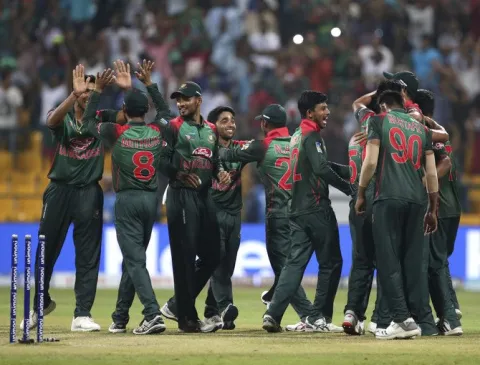 Bangladesh beat Pakistan, enter final - Sakshi