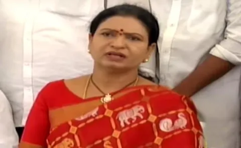 Congress Leader DK Aruna Fires on TRS and Central Govt over Case on Revath Reddy - Sakshi