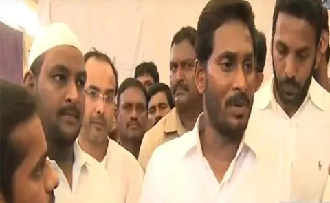 Nandyal Muslim Youth Meets Ys Jagan in praja sankalpa yatra - Sakshi
