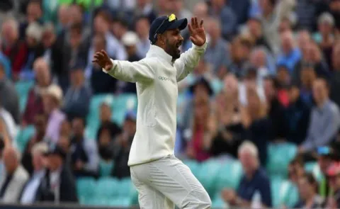 Dhawan's Cool Bhangra Moves Entertains Crowd at Oval, Harbhajan Joins Him From Commentary Box - Sakshi
