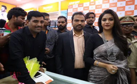 Keerthi Suresh in guntur to open happi mobile store - Sakshi