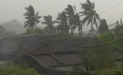 Cyclone 'Titli' upgraded to 'very severe cyclonic storm' - Sakshi