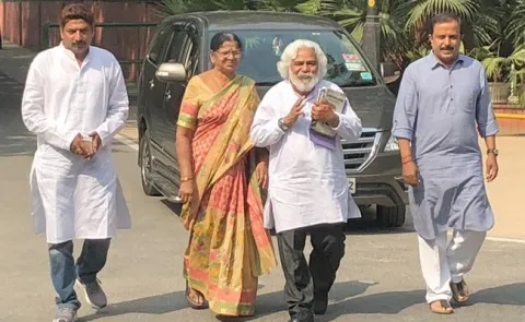 Popular Singer Gaddar Meets Congress Chief Rahul Gandhi - Sakshi