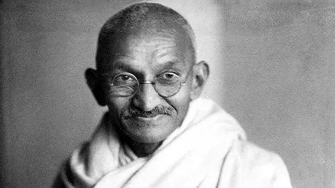 PM Modi, President Kovind remember Mahatma Gandhi on his 150th birth anniversary - Sakshi