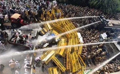Farmers' protest rally in Delhi: Kisan rally blocked at border - Sakshi