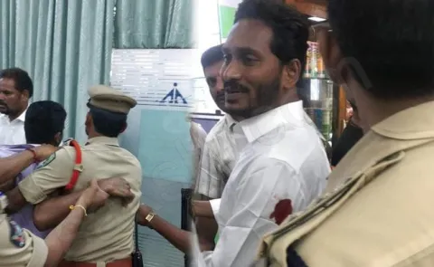 Jagan Mohan Reddy, YSRCP president, attacked at Visakhapatnam airport - Sakshi