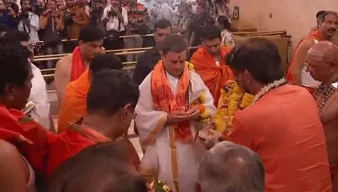 Rahul Gandhi Offers Prayers At madhya pradesh Temples - Sakshi