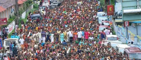 Women protest against SC verdict on Sabarimala temple, ask Kerala govt to file a review petition - Sakshi