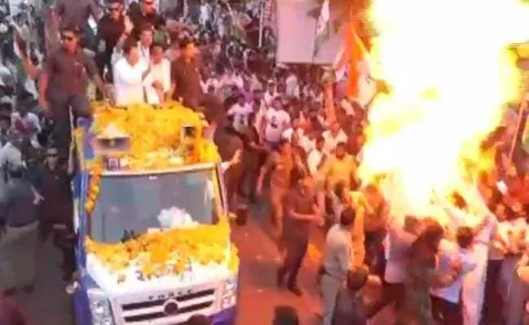 Fire scare at Rahul Gandhi's Jabalpur rally - Sakshi