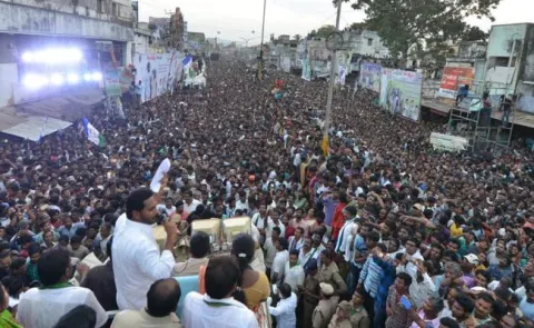 YS Jagan Fires On Chandrababu Naidu Over Vizag Airport Incident - Sakshi