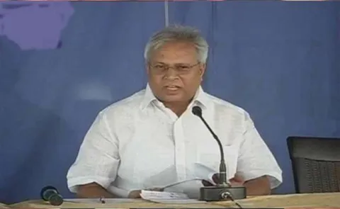 Ex MP Undavalli Arun Kumar Slams Chandrababu Over Polavaram Project - Sakshi