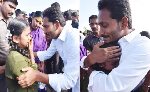 Small Child Gives Kiss To YS Jagan In Padayatra - Sakshi
