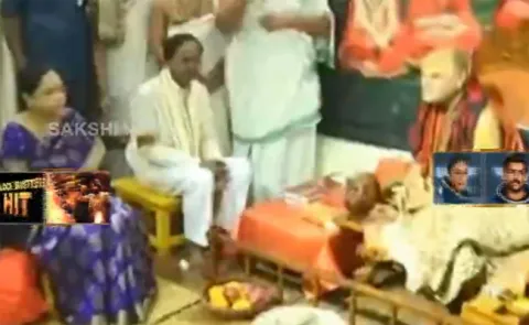 CM KCR Meets Swaroopanandendra Saraswati - Sakshi