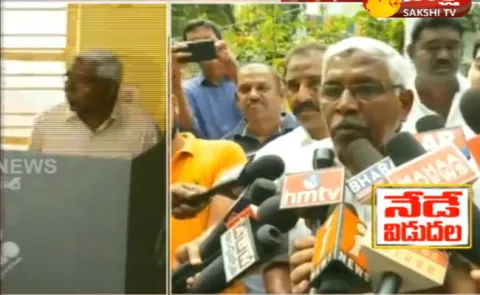 TJS Chief Kodandaram Casts His Vote - Sakshi