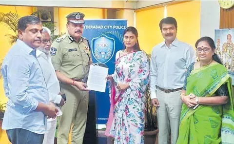 Police Notices Served To 12 Websites For Rumours On Ys Sharmila - Sakshi