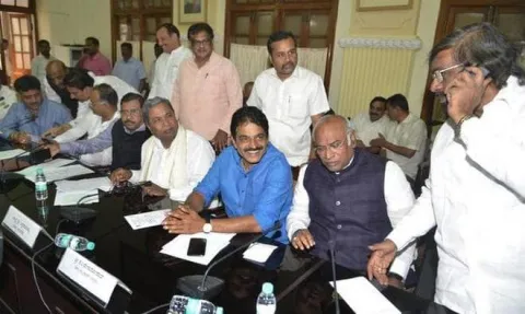 4 skip Karnataka CLP meet; Congress shifts remaining MLAs to resort - Sakshi