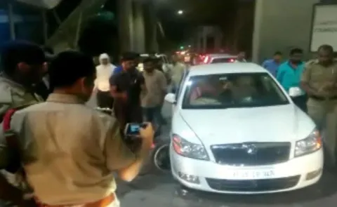 Youth Rash driving Create ruckus in jubilee hills - Sakshi