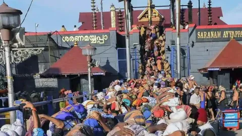 Two women below the age of 50 enter Sabarimala Temple - Sakshi