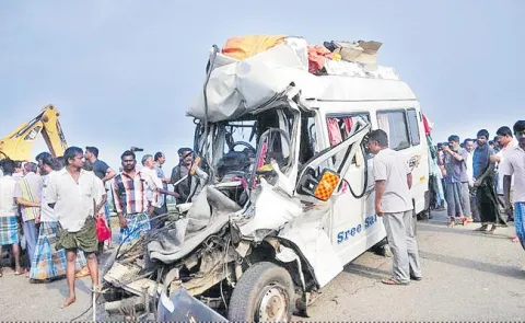 10 Sabarimala devotees killed in TN road accident - Sakshi