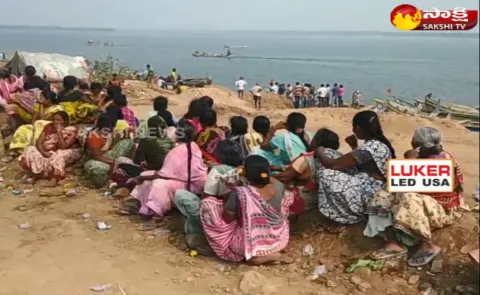 Locals Attack On Sand Mafia in West Godavari - Sakshi
