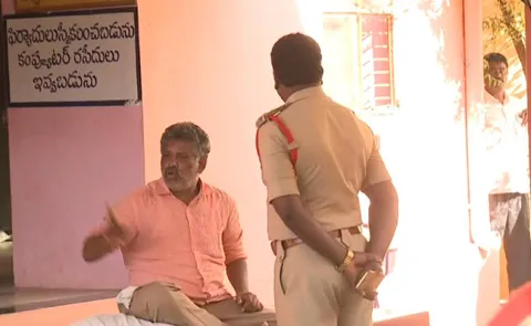 Chevireddy Bhaskar reddy arrest,Tension eruptes at Satyaveedu police station  - Sakshi