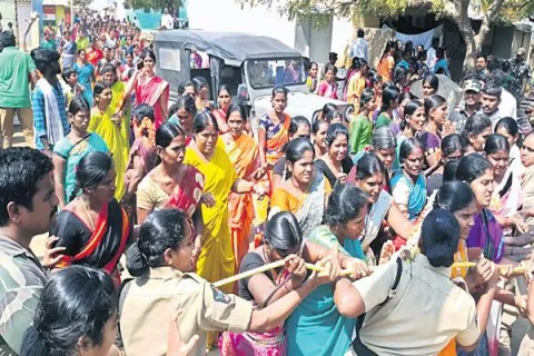 Police Arrest DWCRA Women In Raptadu Of Anantapur - Sakshi