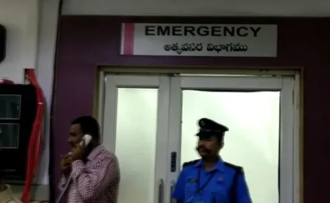 Man Attacked Girl with  coconut knife in Hyderabad - Sakshi